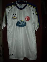 Bu ürünün fenerbahçe versiyonu olsa da koşa koşa gidip alsam diyenleri görebilir miyiz? Fenerbahce Dis Saha Futbol Formasi 2001 2002