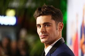 Zac Efron se ha teñido de rubio platino y no le queda nada mal