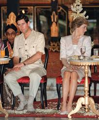Harry golpeó al principe carlos y le gritó que lo odiaba, cuando supo que engañó a su madre, la princesa diana. La Historia Amor Odio Del Principe Carlos Y Lady Di Funeral De La Princesa Diana La Muerte De La Princesa Diana Lady Diana Spencer