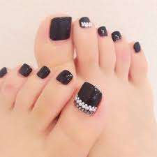 La combinación blanco y negro siempre es una opción segura sin importar el lugar a donde vayas, y si la añades unas cuantas piedras para hacerla más elegante puedes obtener una manicura tan hermosa como esta. 15 Ideas De Unas Decoradas Con Piedras Brillantes Unas Decoradas Disenos De Unas Pies Arte De Unas De Pies