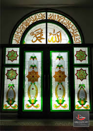 Kaca rayban kaca ini sebenarnya termasuk dari kaca bening, namun dibuat dengan tambahan lapisan atau lembaran warna kaca patri. Popular Harga Kaca Patri Masjid Paling Dicari