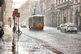 Maltempo maltempo, in discesa il livello del lago di como: Il Maltempo Fa Paura Forti Temporali In Arrivo Fino A 150 Mm Di Acqua In 6 Ore Poi La Grandine