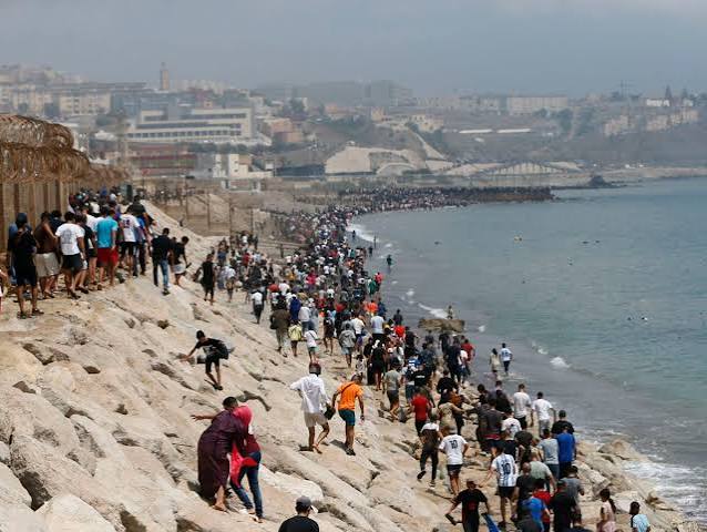 Imágenes muestran cómo se ha reactivado la entrada de migrantes por el espigón del Tarajal