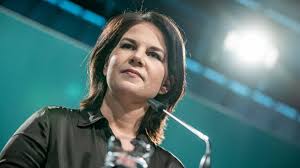 Annalena baerbock stürzt in den umfragen ab! Baerbock Will Hohere Benzinpreise So Teuer Ist Der Deutsche Sprit Im Europavergleich