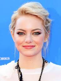 Je suis blonde au yeux bleu et je met toujours du mascara noir,j'aimerais changer de maquillage en y ajoutant du fard à paupière ou un leger rouge à lèvre. Richie Buxo Splash News