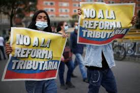 The republic of colombia is a republic in northwestern south america, bordered to the east by venezuela and brazil, to the south by ecuador and peru, to the north by the caribbean sea, to the northwest by panama, and to the west by the pacific ocean. Abcgkvzrfbym2m