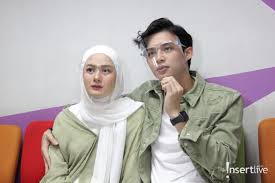 Diketahui dari postingan dinda hauw setelah dirinya hijrah. Larangan Keras Rey Mbayang Untuk Dinda Hauw Yang Hamil Anak Pertama