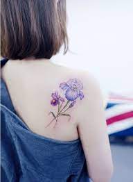 Thêm một lí do nữa là chúng sẽ giúp chủ nhân của nó dễ dàng phô bày ra một cách nhẹ nhàng, tinh tế với những chiếc áo trễ vai hoặc áo vai. 18 Hinh XÄƒm Báº£ Vai Ná»¯ Ä'áº¹p Va áº¥n TÆ°á»£ng Nháº¥t Iris Tattoo Floral Back Tattoos Purple Tattoos