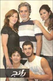 وفجر وليد المفاجأة الثالثة وكشف كذب ومزاعم الإخوان وعلى رأسهم معتز مطر، وأكد أنه لم يتعرض لأي تضييق أو مضايقات أو تهديد من أي شخص، ولكنه في نفس الوقت منزعج من الشتائم التي تعرض لها على مواقع التواصل الاجتماعي. ØµÙˆØ± Ù†Ø§Ø¯Ø±Ø© Ø¬Ø¯Ø§ Ù„Ù†Ø¬ÙˆÙ… Ø§Ù„Ø¯Ø±Ø§Ù…Ø§ Ø§Ù„Ø³ÙˆØ±ÙŠØ© Ù…Ø¹ Ø¹Ø§Ø¦Ù„Ø§ØªÙ‡Ù… Ø³Ù…Ø§ Ø§Ù„Ø¥Ø®Ø¨Ø§Ø±ÙŠØ©