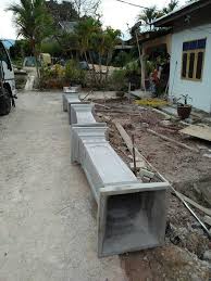 Harga satuan bahan dan upah yang ada di bawah ini merupakan harga asumsi yang bisa bervariasi tergantung dari lokasi pekerjaan, pengalaman dan keterampilan tukang, dan banyak faktor yang lain. Harga Tiang Rumah Hal