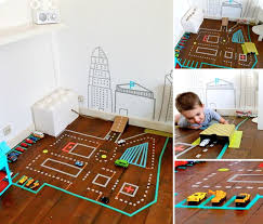 Un Circuit Pour Les Petites Voitures En Masking Tape Deco Enfant Decoration Bebe Circuit Voiture Enfant