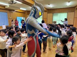 「ウルトラマン基金」被災地支援訪問 八丈島の園児とウルトラマンゼロが交流（Digital PR Platform）
