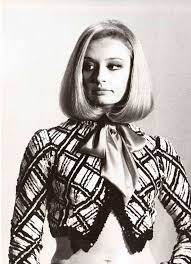 Raffaella carrà incontra i grandi protagonisti del nostro tempo. Raffaella Carra 70 Anni Di Look Invidiabili