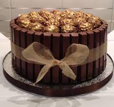 La torta ferrero rocher, ispirata ai famosi cioccolatini, è un vero peccato di gola, un tripudio di gusto e di golosità. Ferrero Rocher Kit Kat Cake Ferrero Roacher Have Been Unwrapped And Sprayed Gold Bolo De Confeitaria Bolos E Tortas Bolo Kit Kat