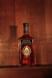 Doble Distilled Garrafa Canadense De 1970 Com Lindo Aplique Metalico No Rotulo Garrafas Vidro Cristais