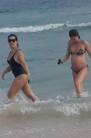 De maiô preto e óculos escuros, a atriz de 34 anos mergulhou e posou para selfies, e passou despercebida pelos outros banhistas. Fernanda Souza Curte Praia No Rio Com Amiga Famosos Extra Online