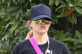 Tennessee james toth is deze wereld binnengekomen 27 september 2012in los angeles, californië, de verenigde staten van amerika. Reese Witherspoon S Leggings Hoka One One Sneakers To Walk Her Dog Evesham Nj News