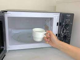 電子レンジの掃除方法 場合別の掃除方法と普段のお手入れについて説明 くらしのマーケットマガジン 電子レンジ 掃除 レンジ 掃除 掃除