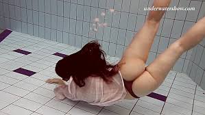Playing with a single cock. Wet Paulinka Underwater Stripping Babe 4tube