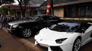 Hasil gambar untuk foto mobil mewah raffi ahmad