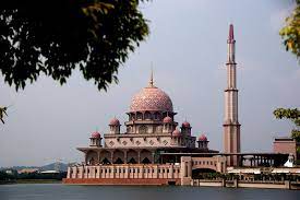 Masjid nasional malaysia adalah favorit di antara penduduk setempat dan wisatawan karena arsitekturnya yang indah. Masjid Putra Putrajaya Islamic Tourism Centre Of Malaysia Itc