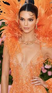 High Jewelry Kendalljenner Heats Up The Metgala Pink Carpet In 2019 Tiffanybluebook Designs In 2020 Kendall Jenner Met Kendall Jenner Outfits Jenner Outfits