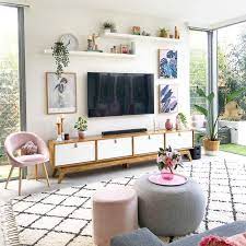 Dengan melakukan hal ini, anda dapat sekaligus menyembunyikan semua kabel dekoder, modem, dan peralatan elektronik lainnya. Ide Hiasan Dinding Ruang Tamu Minimalis Terbaru Modern Living Room Wall Modern Apartment Decor Living Room Decor Apartment