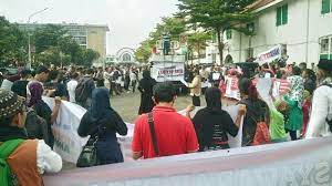 Kerumunan Massa Tolak Ahok Ditembaki Polisi - Tribunlampung.co.id