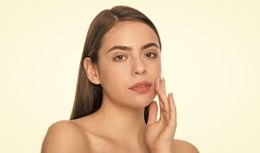 Bellezza donna pelle Donna bellezza viso primo piano ritratto banner  isolato con copia spazio giovane donna tocco perfetto viso pelle con mano  isolato su sfondo bianco cura della pelle