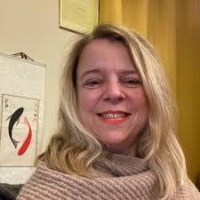 Lisa Snelling's Instagram, Twitter & Facebook