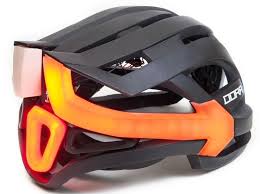 Szemezgetes 2014 Legjobb Kerekpar Kiegeszitoibol Az Integracio Jegyeben Fahrradhelm Fahrrad Fahrradhelm Mit Licht