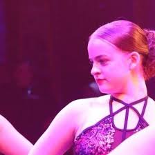 After flipping between sage green or porcelain I fetched a sample Howdens  porcelain door in the Chilcomb range, but it has thrown me because the  paint in the centre panel looks quite