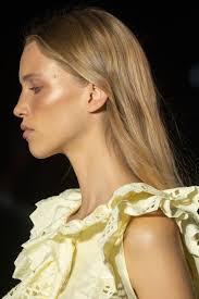 The Best Make Up Looks From The Spring Summer 2021 Fashion Weeks Summer Beauty Trends Summer Makeup Trends Makeup Trends