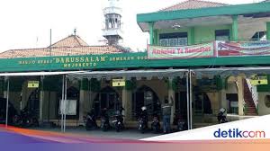 Wisata religi di lasem, ini tiga kelenteng tua yang bisa dikunjungi) sebanyak 5 jeriken air yang diambil suheri untuk mengobati sepupunya yang sedang sakit menahun. Masjid Darussalam 124 Tahun Saksi Sejarah Islam Di Mojokerto