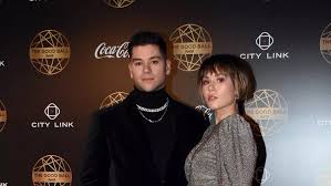 Tsagrinou began her career as the lead singer of the greek band otherview, until beginning a solo career. Elena Tsagkrinoy Mike Pozaroyn Mazi Sto Spiti Celebrities Eidhseis
