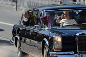 Princess Mathilde Photos Photos King Albert Ii Of Belgium Abdicates Mercedes 600 Mercedes Benz Maybach Mercedes Benz Cars