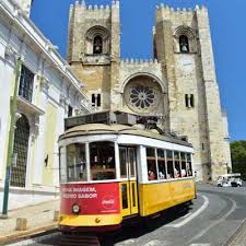 De gele tram is het icoon van lissabon. Lisbon Tram Guide Updated For 2021