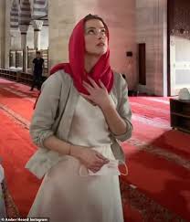 Amber Heard hits back after being criticized for 'being without a bra'  while visiting Turkish mosque | FR24 News English