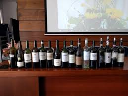 Tragerea vinului de pe drojdie cand mustul se opreste din fiert iar la baza vasului se formeaza un fel de namol din drojdie este momentul ca vinul sa se mute in alt. Ècoala De Vinuri La Cluj Transylvania Wine School