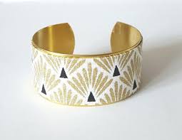 Bracelet Manchette Rigide En Laiton Agremente De Tissu Japonais Motif Ecailles Dores Et Noir Sur Fond Blanc Une R Brass Cuff Bracelet Brass Cuff Cuff Bracelet