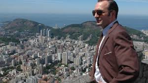 In rio he joins forces with dolores, a charming mossad agent also on the trail of underground nazis, but with the aim subtitles: Election De Bolsonaro Jean Dujardin Reagit En Oss 117 L Express