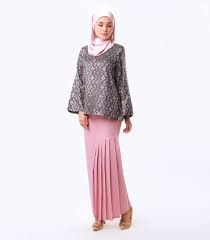 Baju koleksi ini disempurnakan dengan potongan kurung moden (namun loose cut). Kurung Kedah Baju Kurung Kedah Songket Kurung Songket Baju Kurung Tradisional Baju Raya Klasik The Kebaya And Kurung Expert Stay Safe