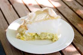La Recette Parfaite De Tarte A La Rhubarbe Meringuee Tarte Rhubarbe Recette Rhubarbe