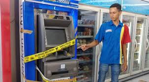 .sekitar pukul 12:00 wib, saya melakukan penarikan tunai di mesin atm link milik bni kcu cirebon. Jebol Atap Indomart Maling Kuras Uang Di Mesin Atm Bca