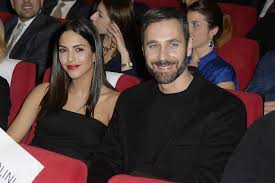 Rocío muñoz morales ha scelto un taglio di caschetto pari con frangia che le incornicia in modo aggraziato il viso. Wedding Rocio Munoz Morales And Roul Bova The Two Looking For A Church In Rome Raoul Bova Raoul Spanish Actress