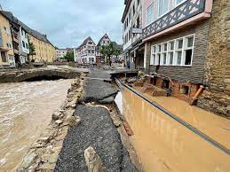 Das flüsschen inde hat sich nach heftigen regenfällen in eschweiler in der nähe von aachen in einen reißenden strom verwandelt. Vbssnb3sgypjfm