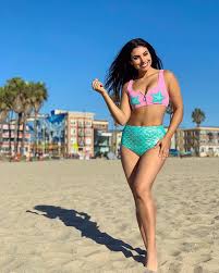 With powerful vocals and visually striking storytelling, she combines electro pop with her latin. Constanza Beitrage Facebook