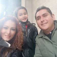 Benjamin au Dogo Pateni akiwa na Mama na Baba yke halisi