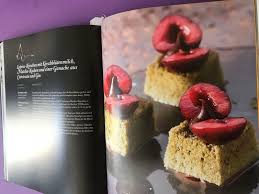 Danach kannst du den kuchen noch verzieren. Kaugummi Himbeer Tortchen Mit Mirrorglaze Und Buchvorstellung Fruchtig Suss