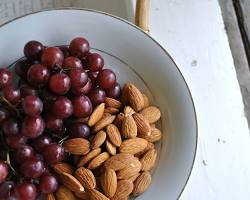 Image of Grapes and almonds snacks